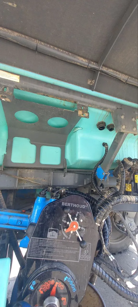 Foto 6 der Reparatur — Spritzentank-Reparatur Berthoud Rapter