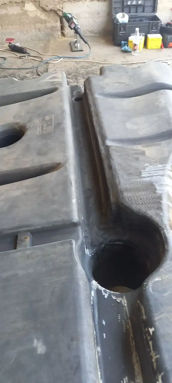 Foto 13 der Reparatur — Kraftstofftank-Reparatur Claas Lexion 560 — Riss an der typischen Schwachstelle