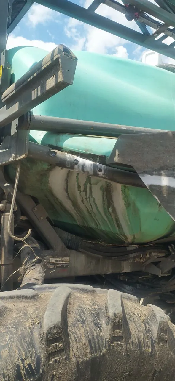 Foto 1 der Reparatur — Spritzentank-Reparatur Berthoud Rapter — Riss an der typischen Schwachstelle