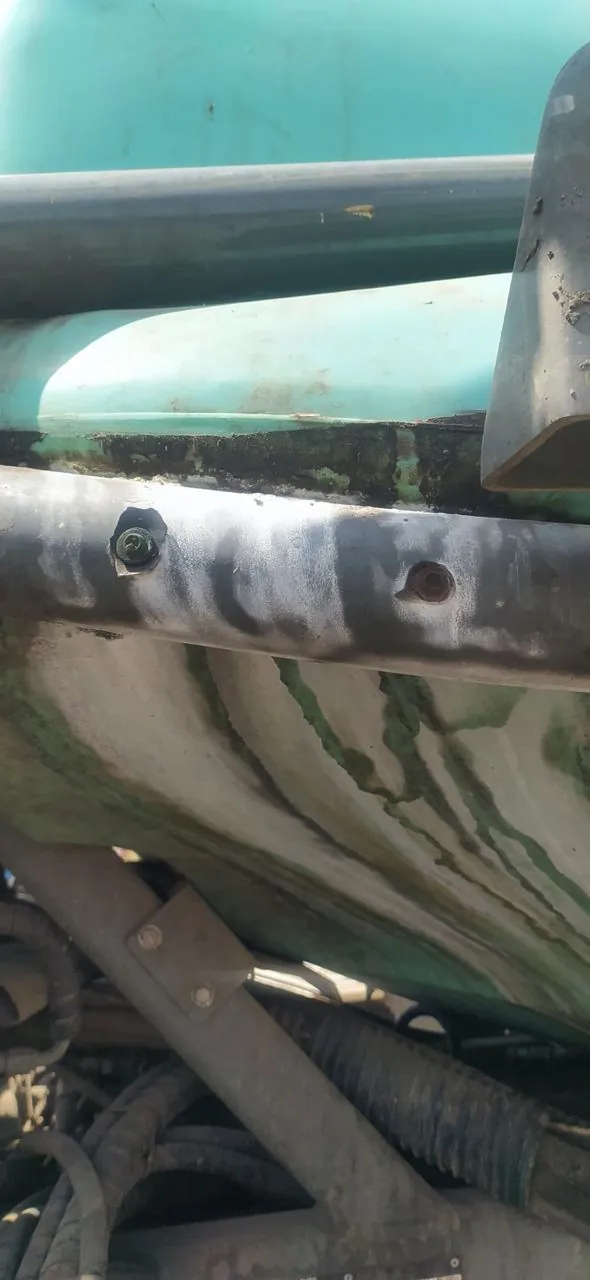 Foto 2 der Reparatur — Spritzentank-Reparatur Berthoud Rapter — Riss an der typischen Schwachstelle