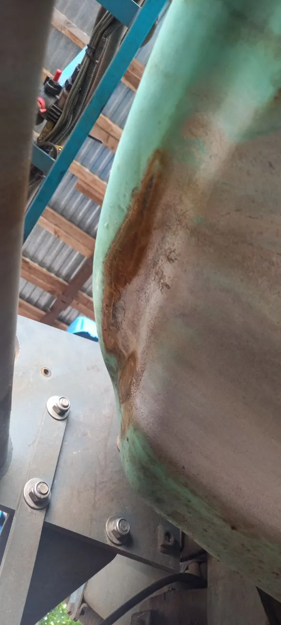 Foto 8 der Reparatur — Spritzentank-Reparatur Berthoud Rapter — Riss an der typischen Schwachstelle
