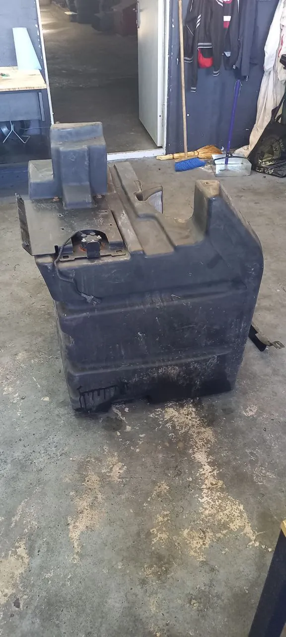 Foto 1 der Reparatur — Kraftstofftank-Reparatur Case 340 — Kleiner Riss am Befestigungspunkt