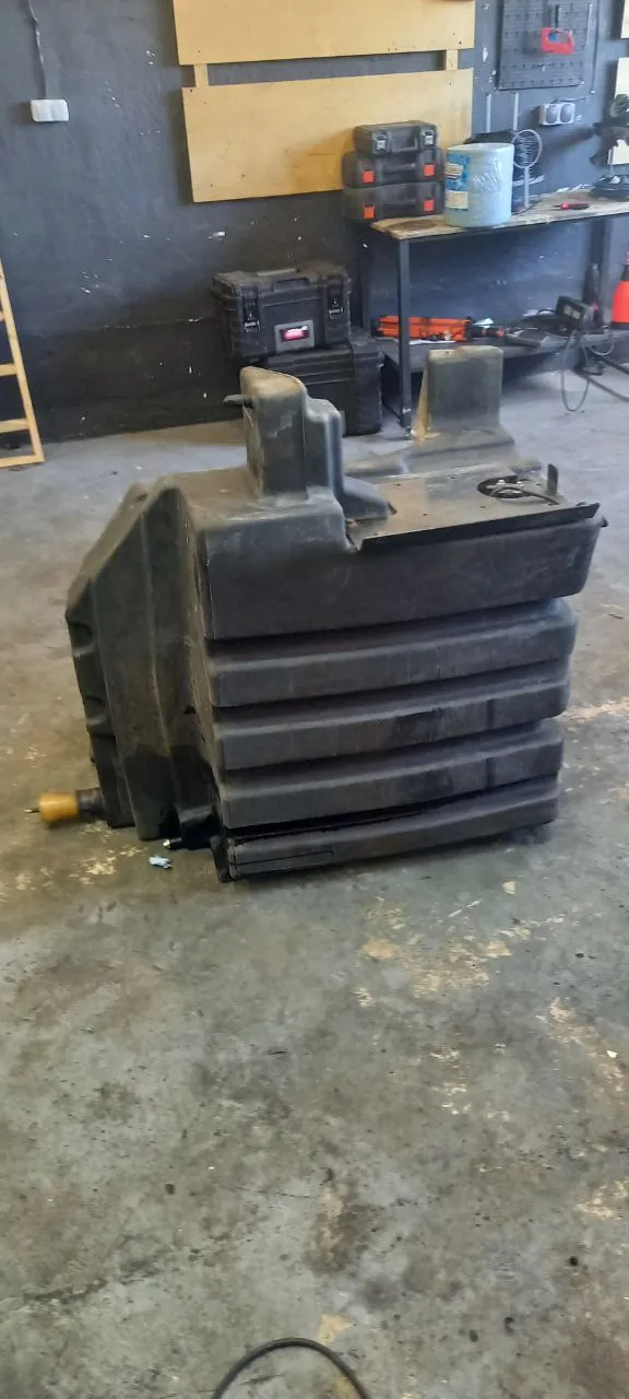 Foto 3 der Reparatur — Kraftstofftank-Reparatur Case 340 — Kleiner Riss am Befestigungspunkt