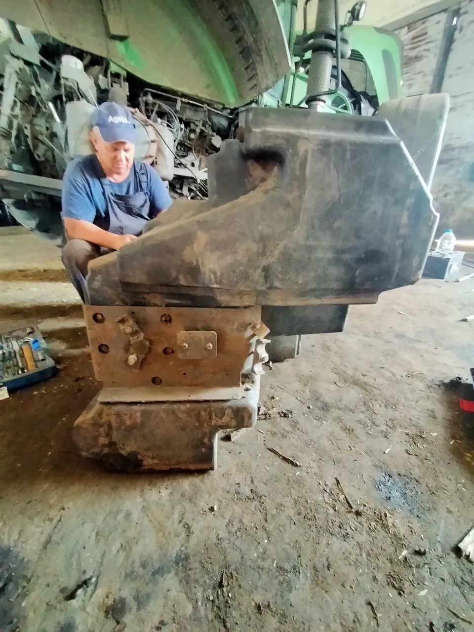 Foto 7 der Reparatur — Kraftstofftank-Reparatur Fendt 936 — August 2023