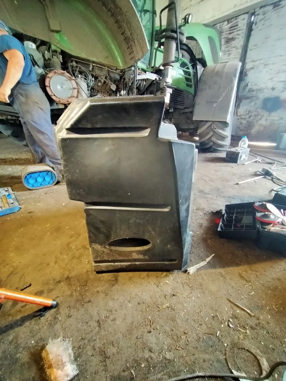 Foto 8 der Reparatur — Kraftstofftank-Reparatur Fendt 936 — August 2023