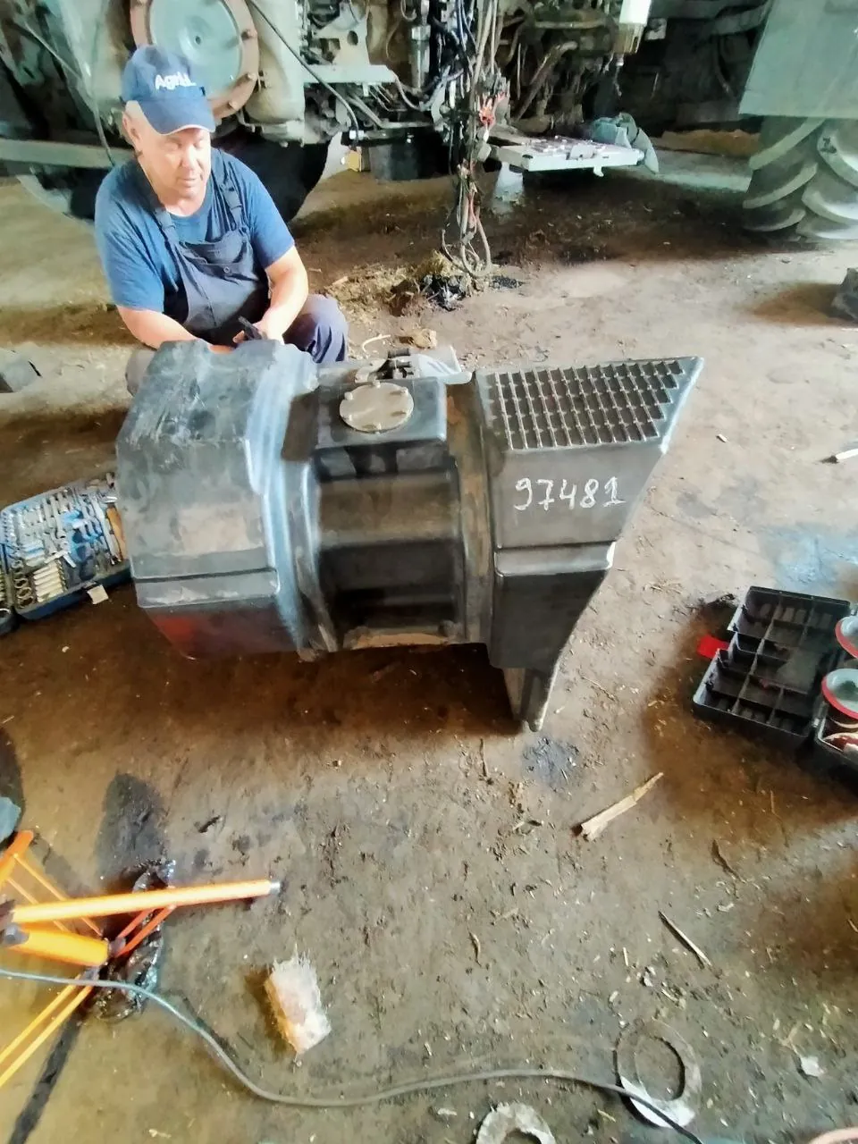 Foto 10 der Reparatur — Kraftstofftank-Reparatur Fendt 936 — August 2023
