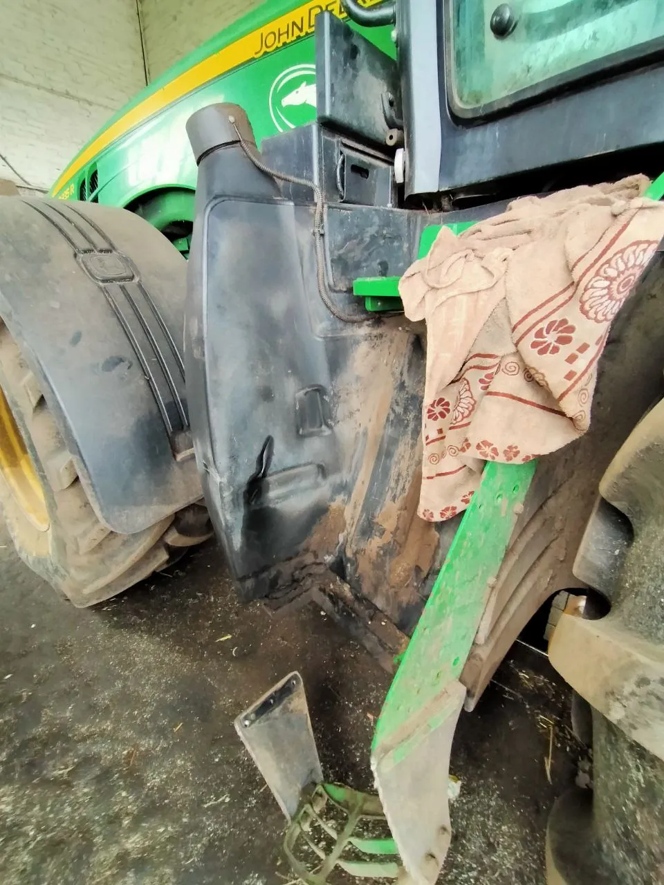 Foto 1 der Reparatur — Kraftstofftank-Reparatur John Deere 8335 R