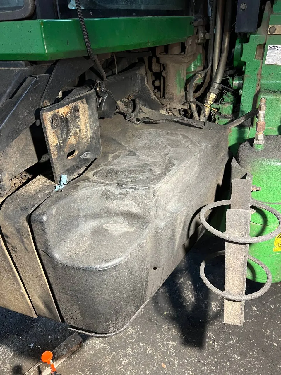Foto 6 der Reparatur — Kraftstofftank-Reparatur John Deere 8400 — August 2023