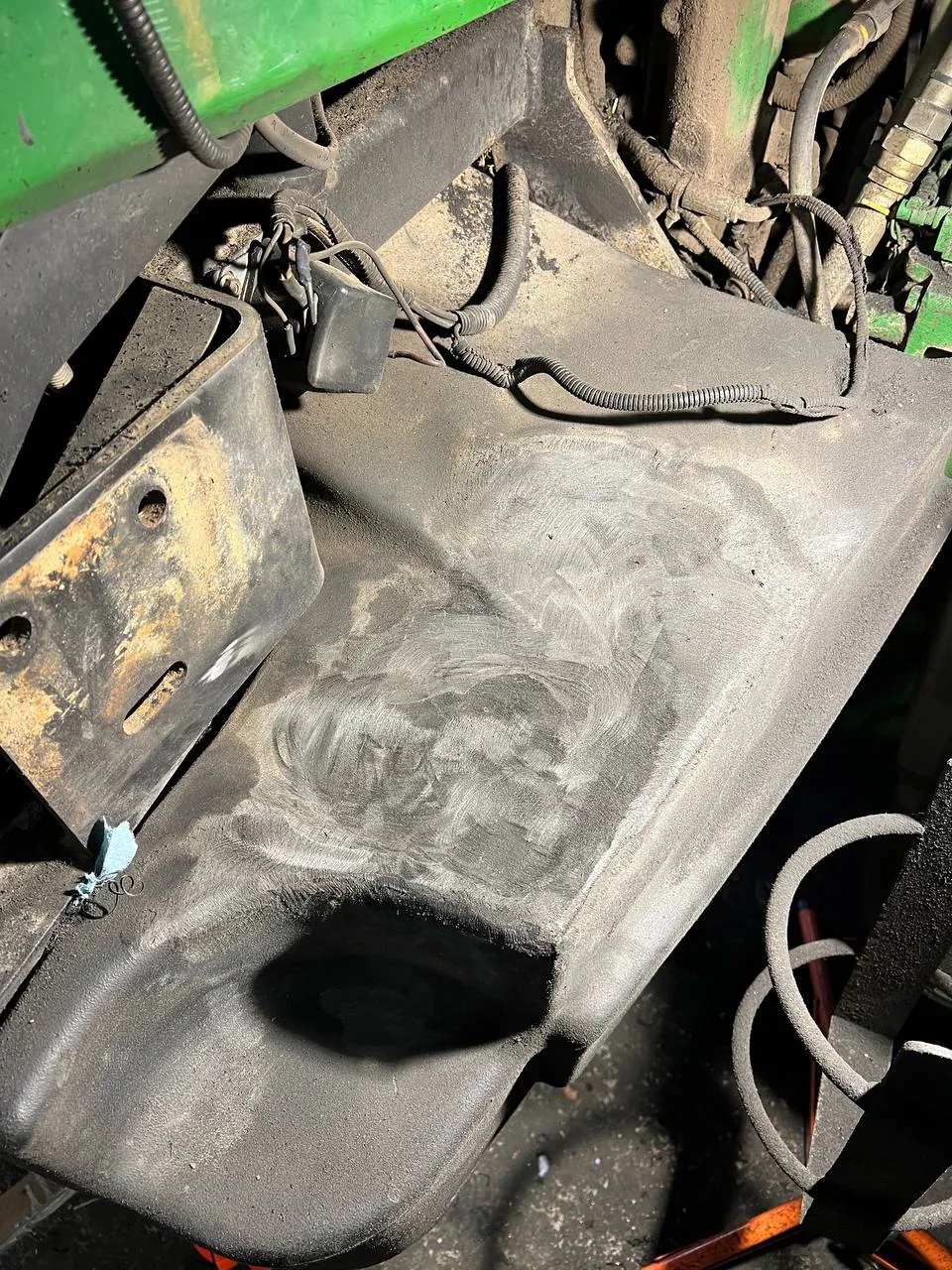 Foto 7 der Reparatur — Kraftstofftank-Reparatur John Deere 8400 — August 2023