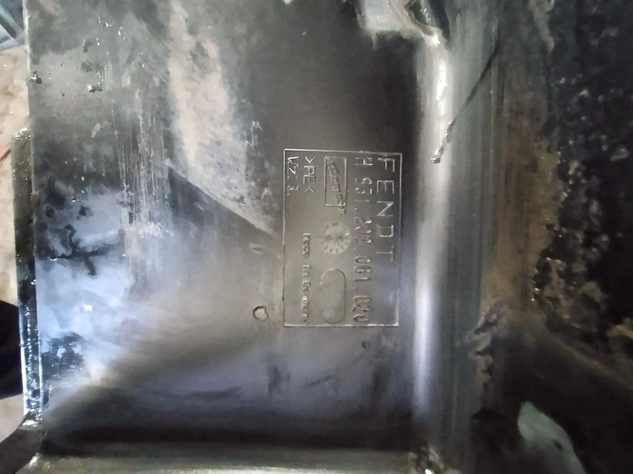 Foto 8 der Reparatur — Kraftstofftank-Reparatur Fendt 936 — Riss an der Ecke (typische Stelle)