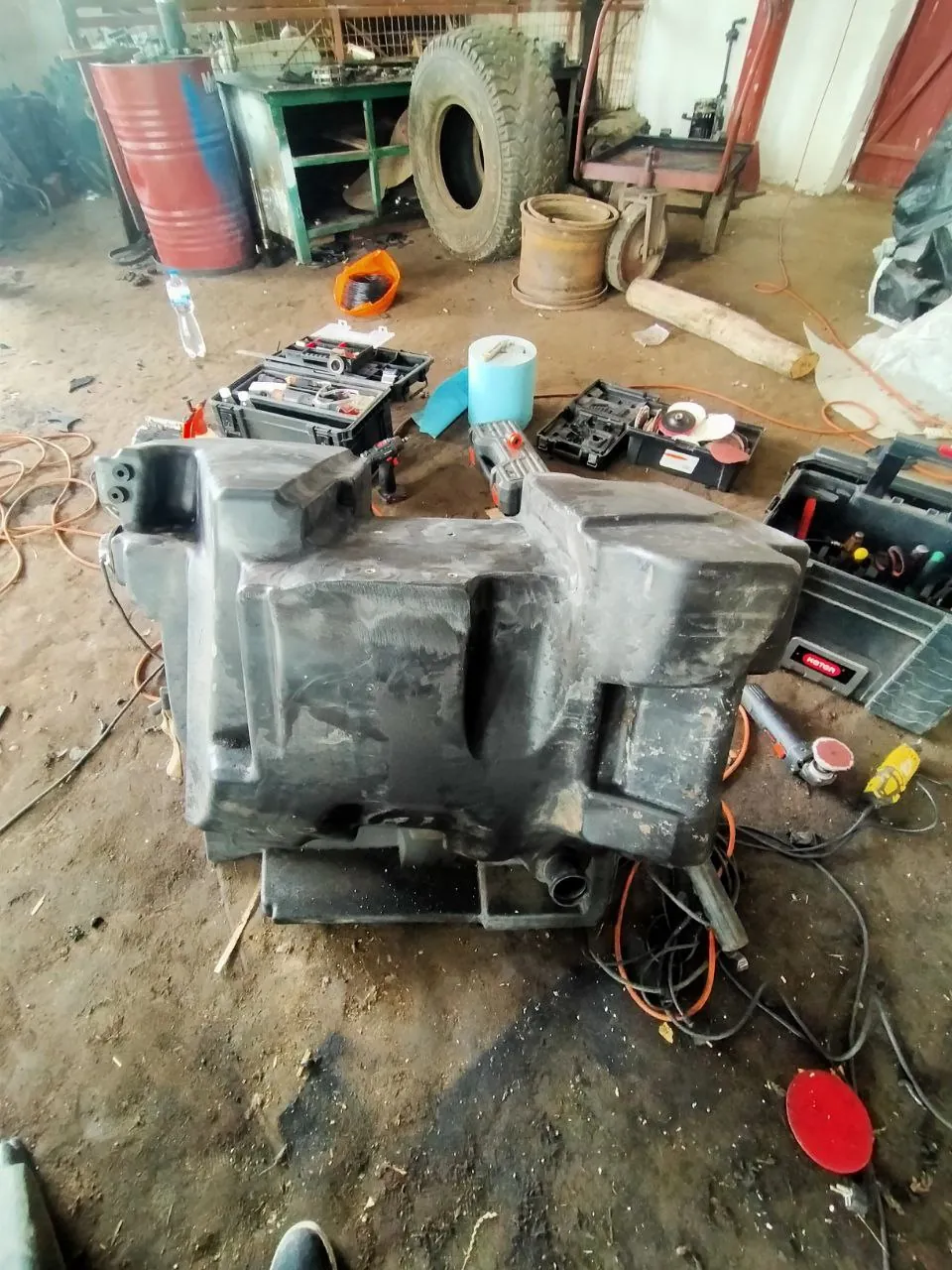 Foto 16 der Reparatur — Kraftstofftank-Reparatur Fendt 936 — Riss an der Ecke (typische Stelle)