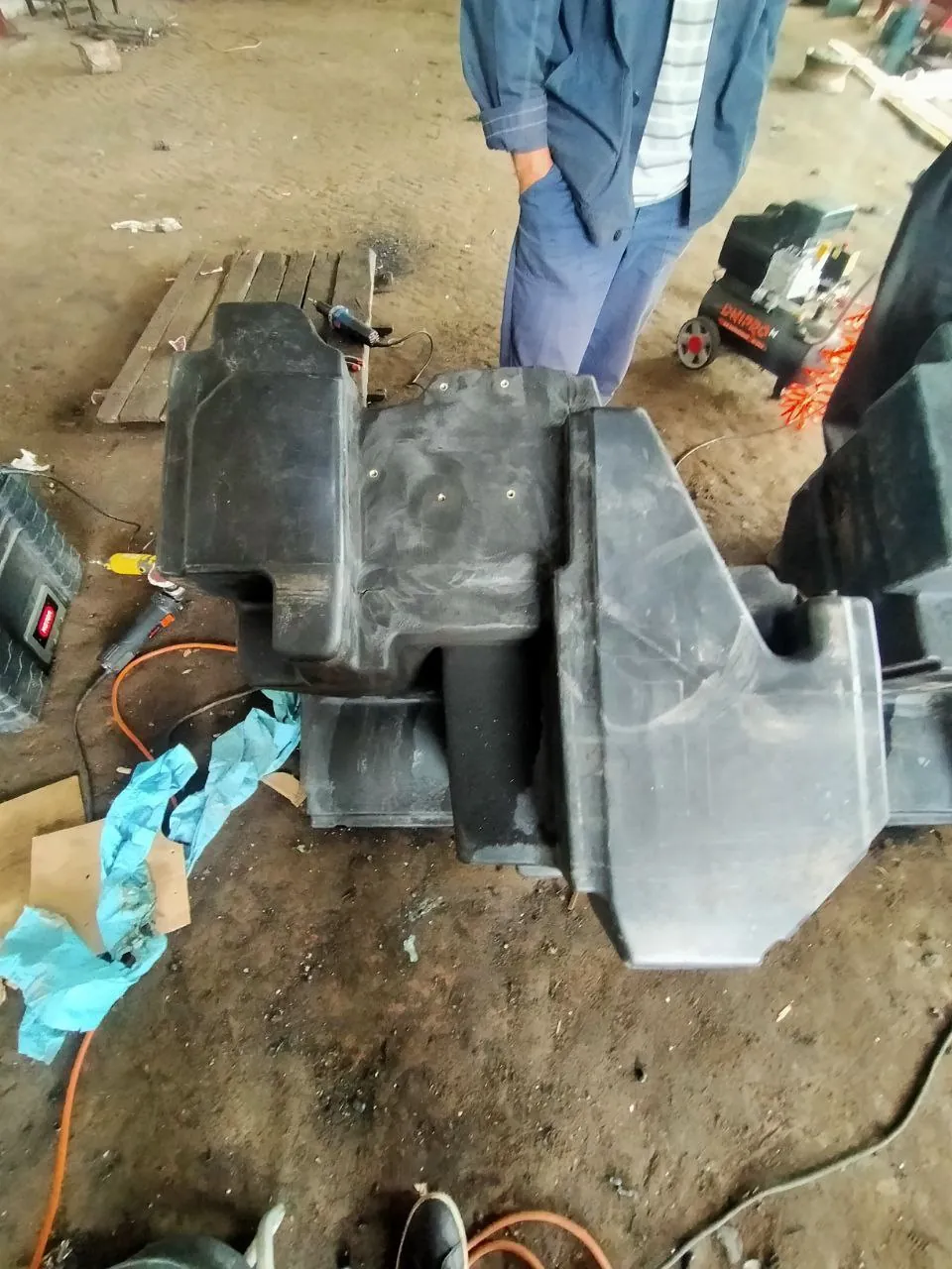 Foto 19 der Reparatur — Kraftstofftank-Reparatur Fendt 936 — Riss an der Ecke (typische Stelle)