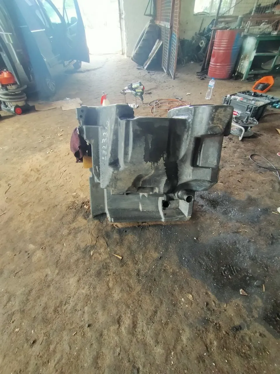 Foto 21 der Reparatur — Kraftstofftank-Reparatur Fendt 936 — Riss an der Ecke (typische Stelle)