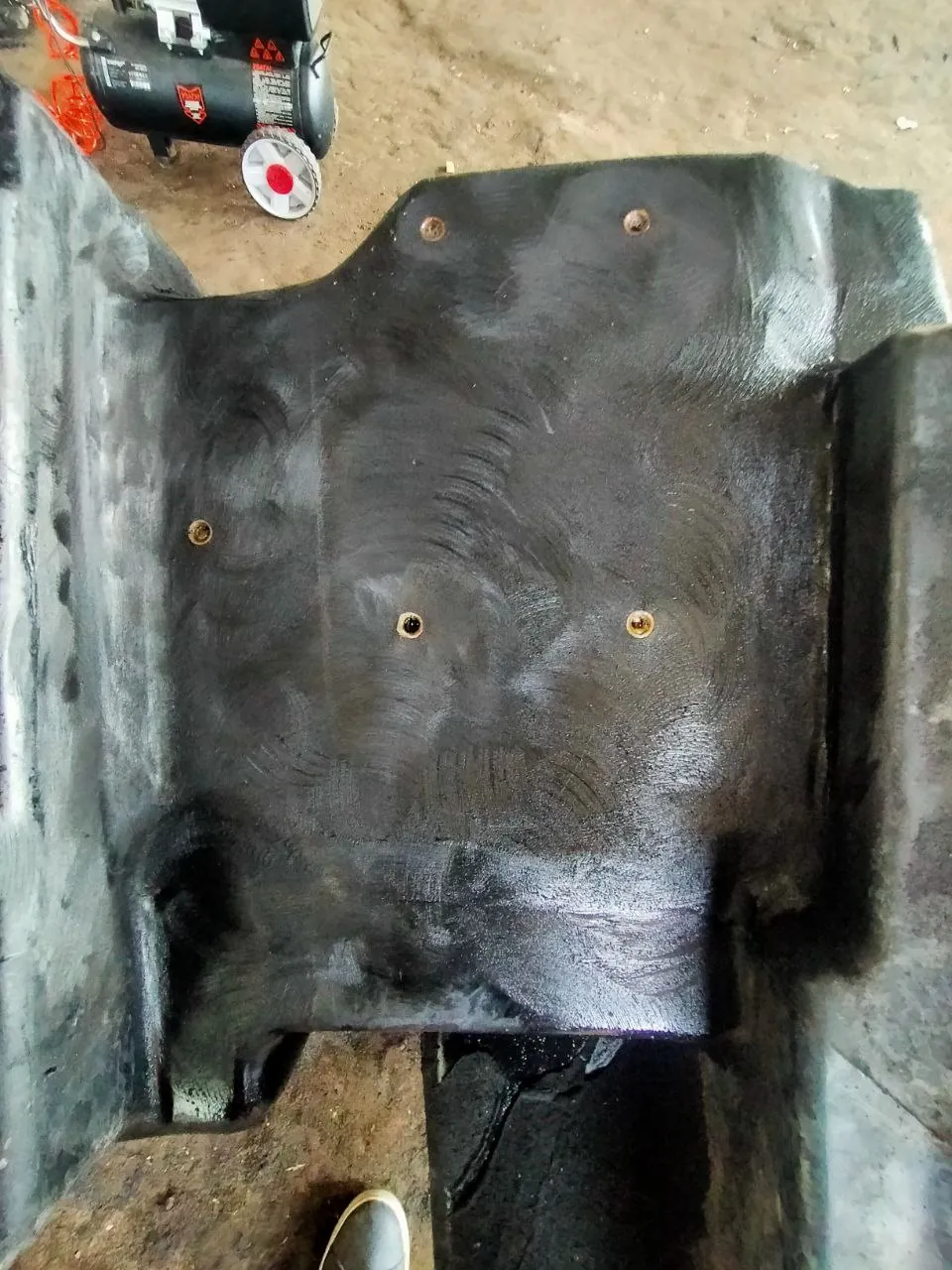 Foto 23 der Reparatur — Kraftstofftank-Reparatur Fendt 936 — Riss an der Ecke (typische Stelle)