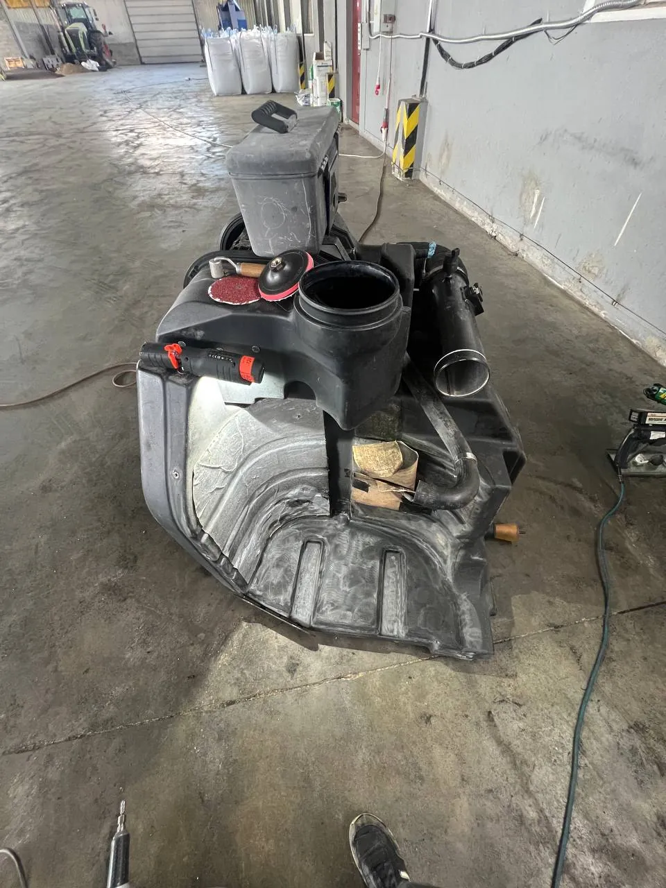 Foto 11 der Reparatur — Kraftstofftank-Reparatur Case 340 — Riss