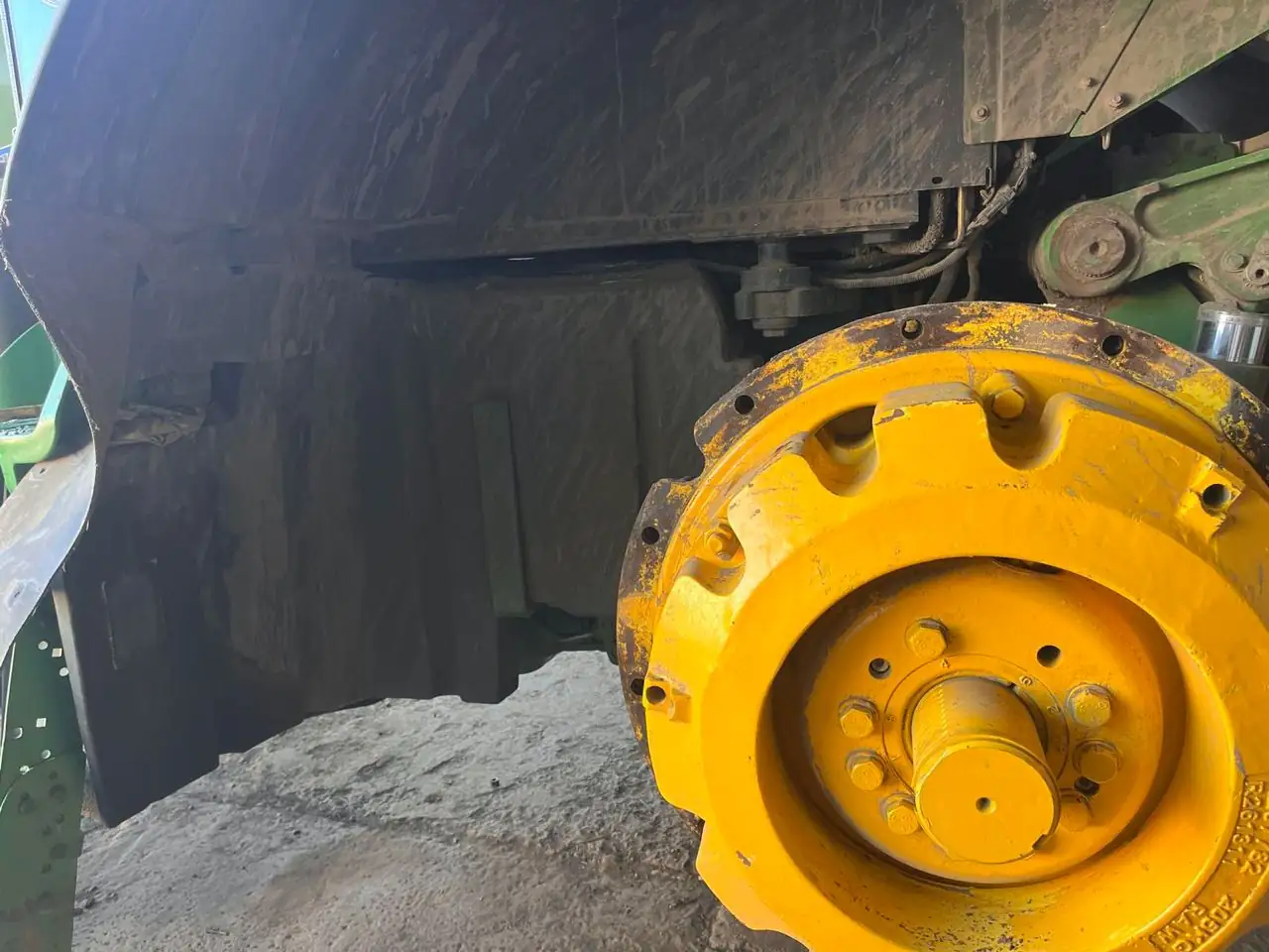 Foto 13 der Reparatur — Kraftstofftank-Reparatur John Deere 8430 — Riss