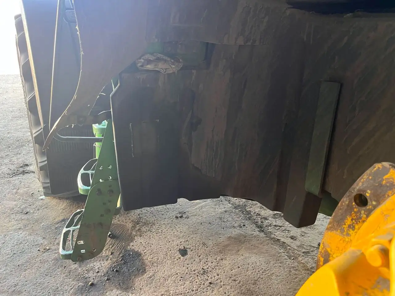 Foto 11 der Reparatur — Kraftstofftank-Reparatur John Deere 8430 — Riss