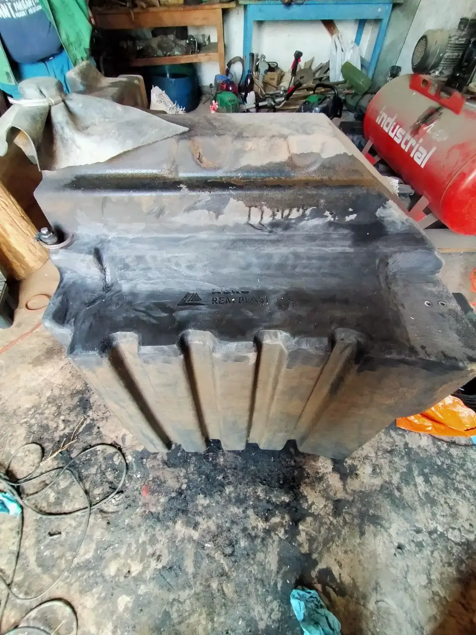Foto 1 der Reparatur — Kraftstofftank-Reparatur Case 340 (2)