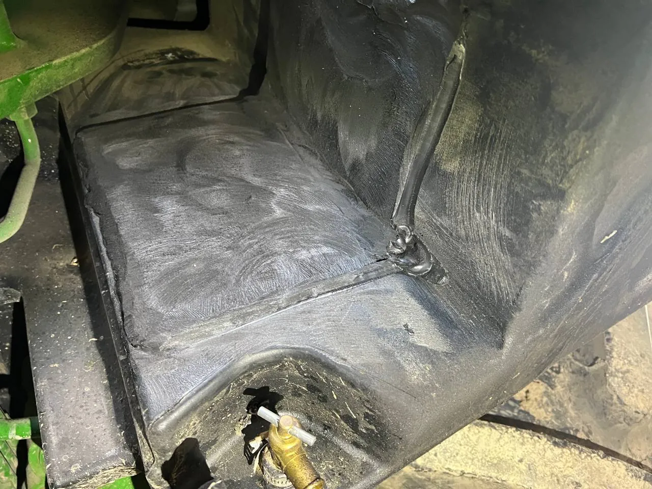 Foto 7 der Reparatur — Kraftstofftank-Reparatur John Deere 8R370