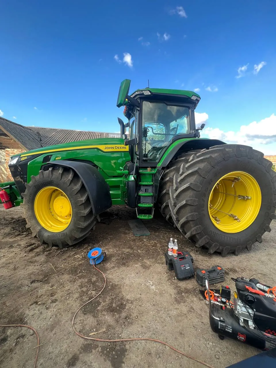 Foto 1 der Reparatur — Kraftstofftank-Reparatur John Deere 8R370 — Oktober 2023