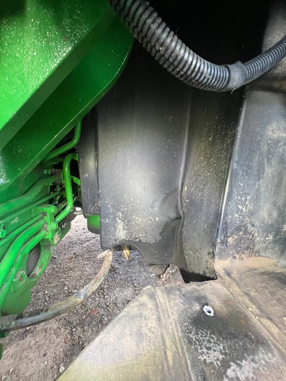 Foto 2 der Reparatur — Kraftstofftank-Reparatur John Deere 8R370 — Oktober 2023
