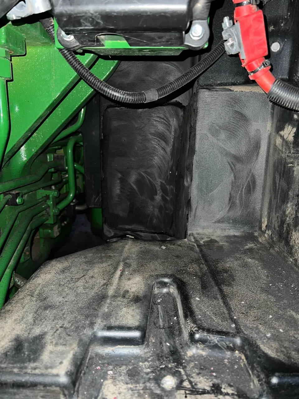 Foto 6 der Reparatur — Kraftstofftank-Reparatur John Deere 8R370 — Oktober 2023