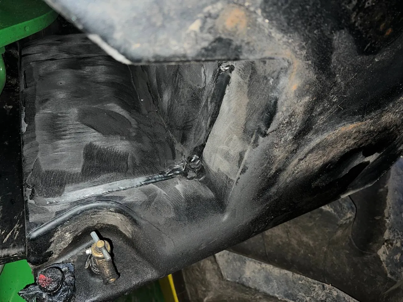 Foto 7 der Reparatur — Kraftstofftank-Reparatur John Deere 8R370 — Oktober 2023