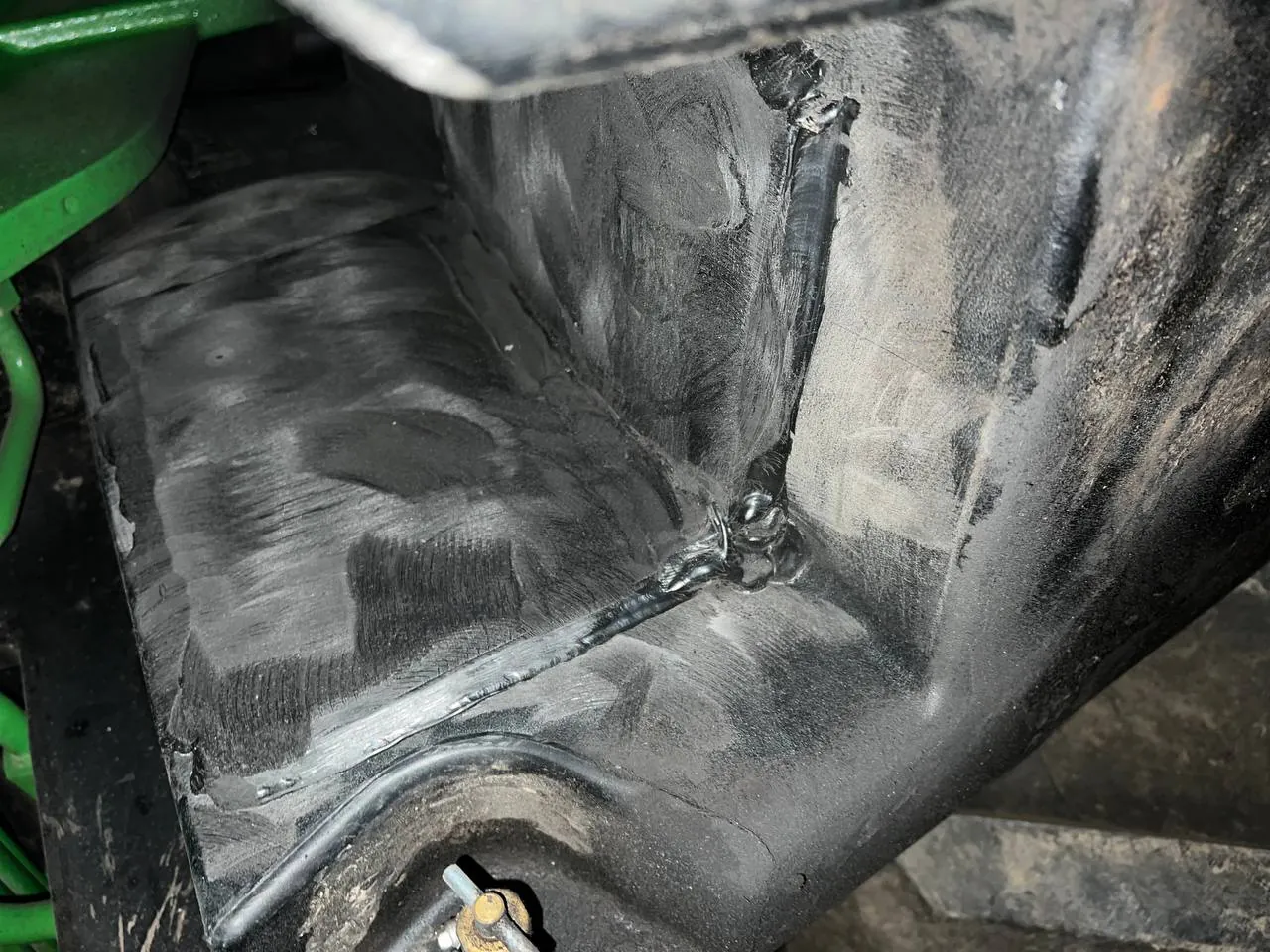 Foto 8 der Reparatur — Kraftstofftank-Reparatur John Deere 8R370 — Oktober 2023