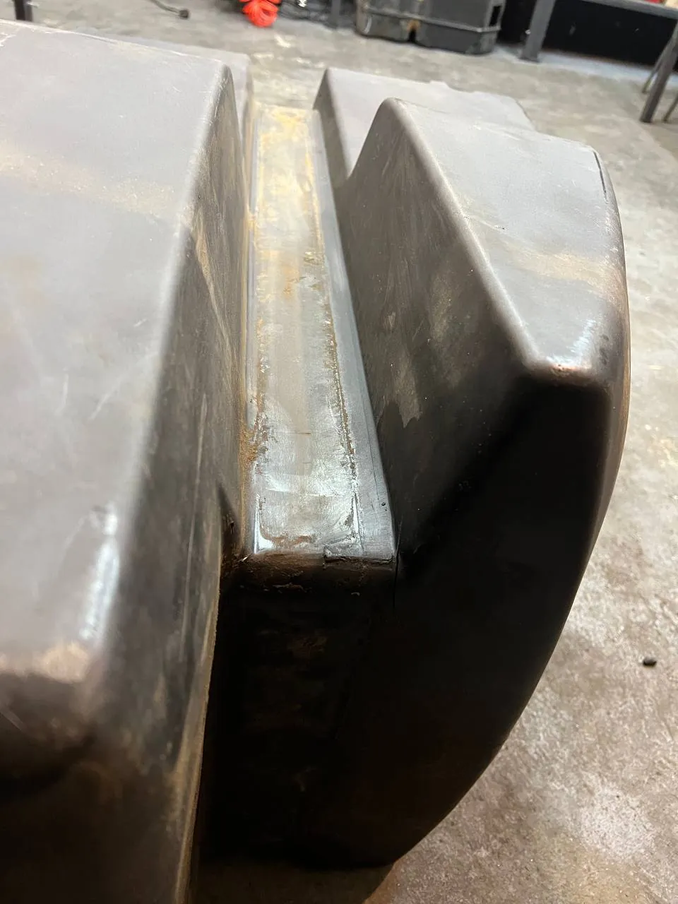 Foto 1 der Reparatur — Kraftstofftank-Reparatur New Holland CX6090 — Risse an der Tankunterseite