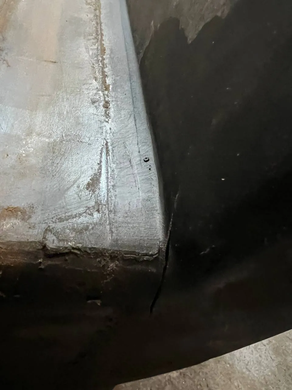 Foto 2 der Reparatur — Kraftstofftank-Reparatur New Holland CX6090 — Risse an der Tankunterseite