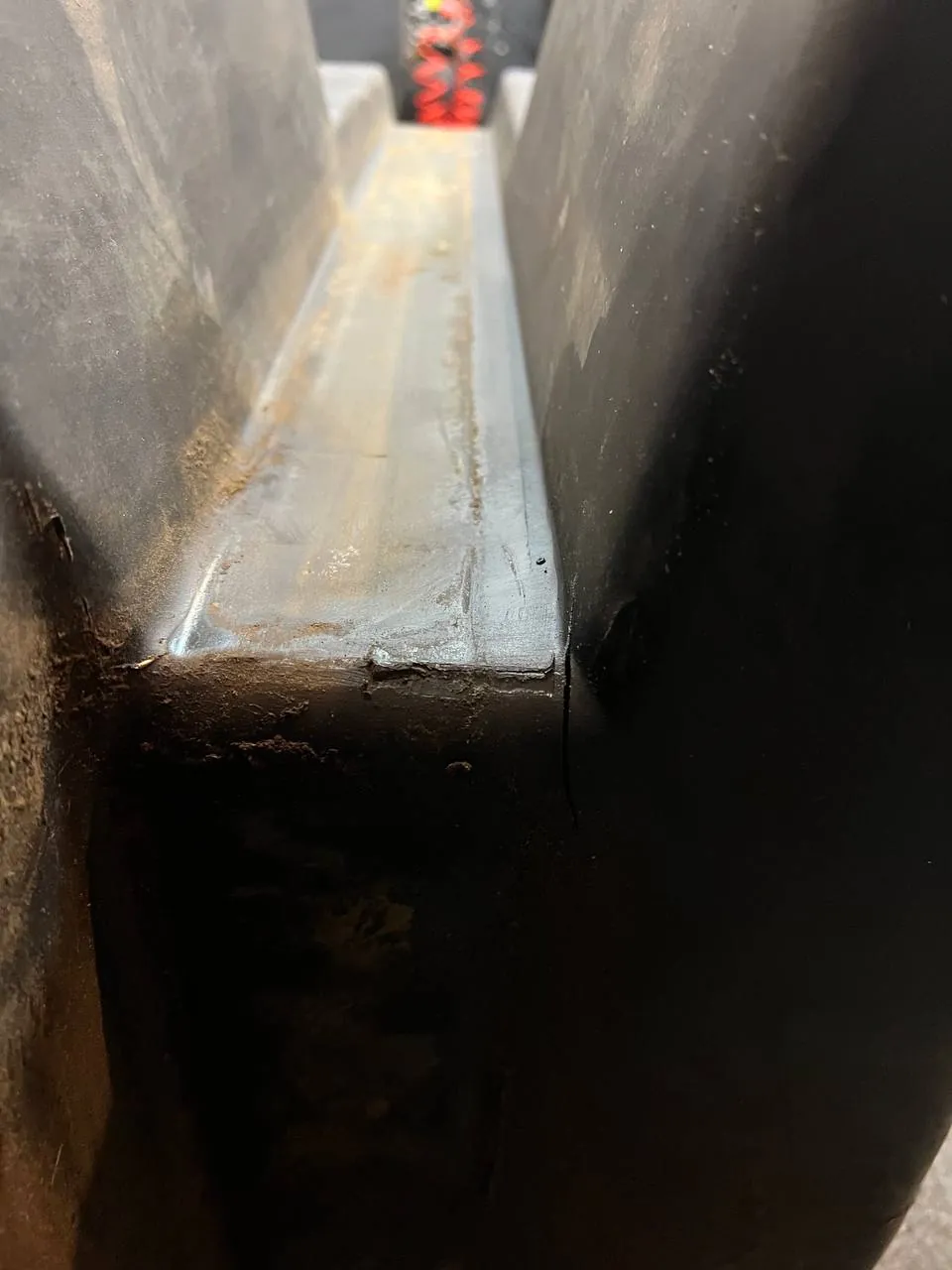 Foto 3 der Reparatur — Kraftstofftank-Reparatur New Holland CX6090 — Risse an der Tankunterseite