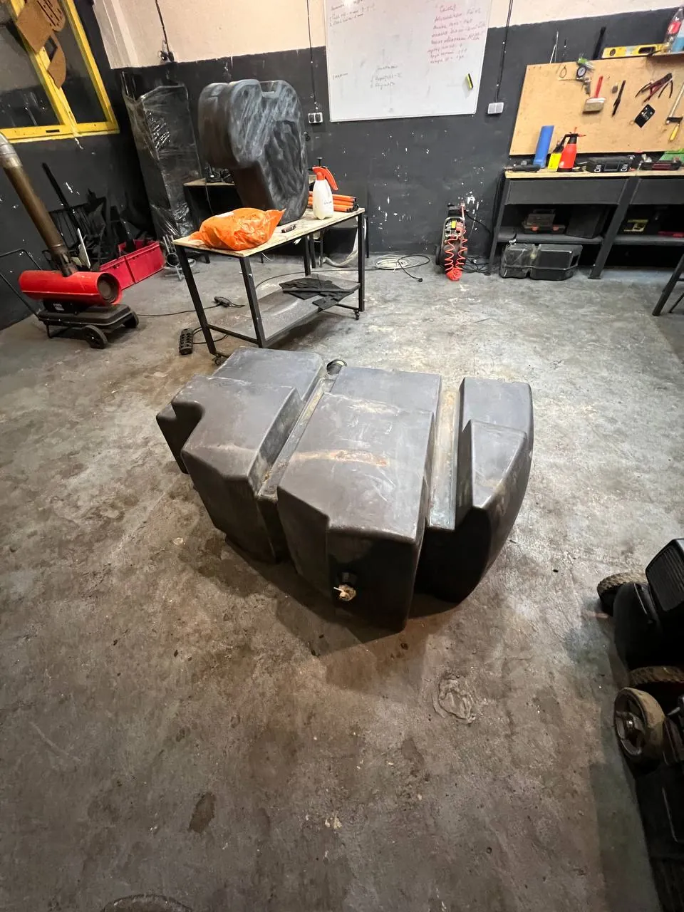 Foto 4 der Reparatur — Kraftstofftank-Reparatur New Holland CX6090 — Risse an der Tankunterseite