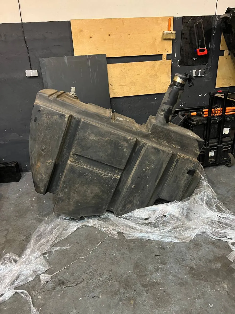 Foto 6 der Reparatur — Kraftstofftank-Reparatur New Holland CX6090 — Risse an der Tankunterseite