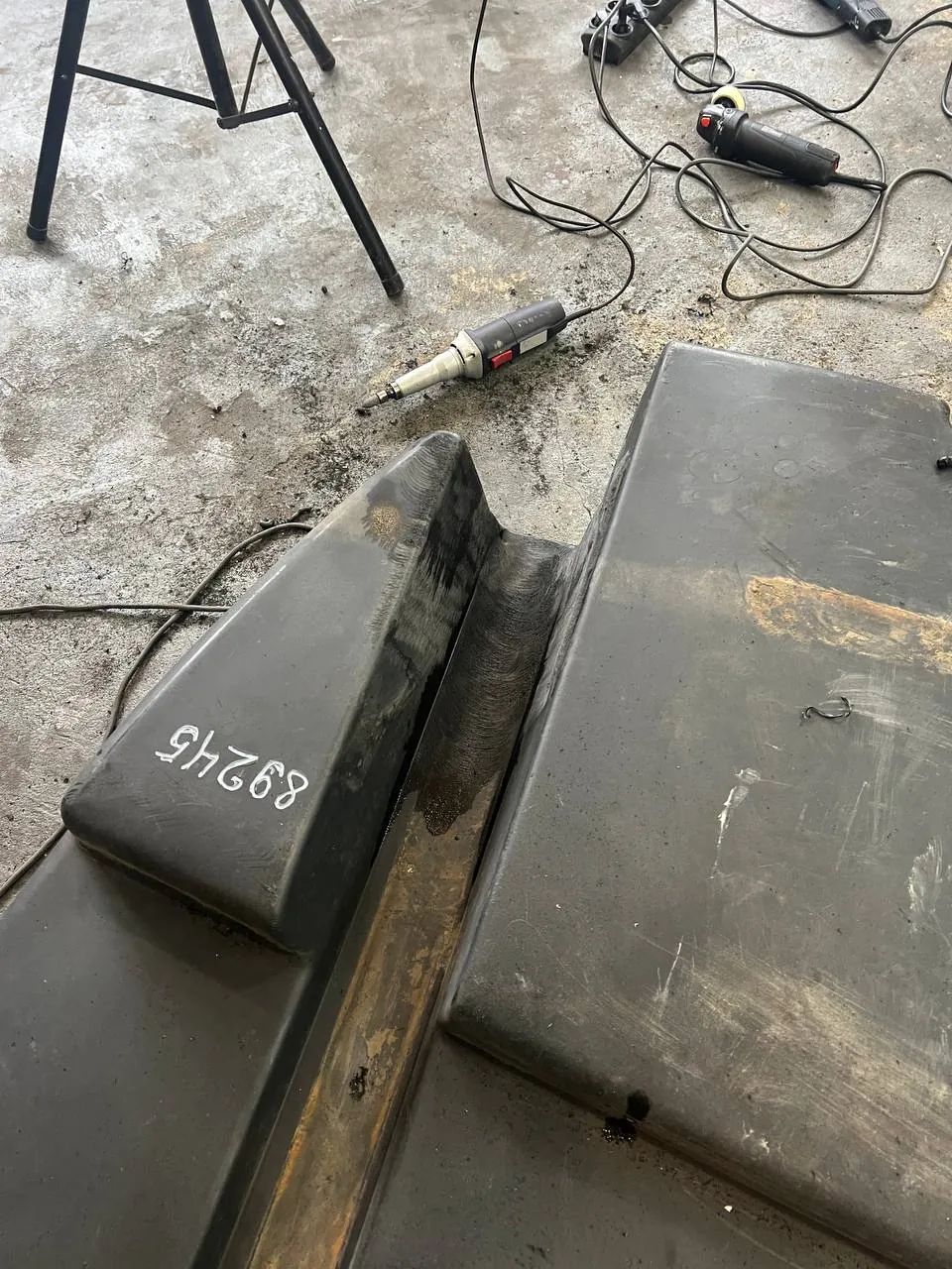 Foto 7 der Reparatur — Kraftstofftank-Reparatur New Holland CX6090 — Risse an der Tankunterseite