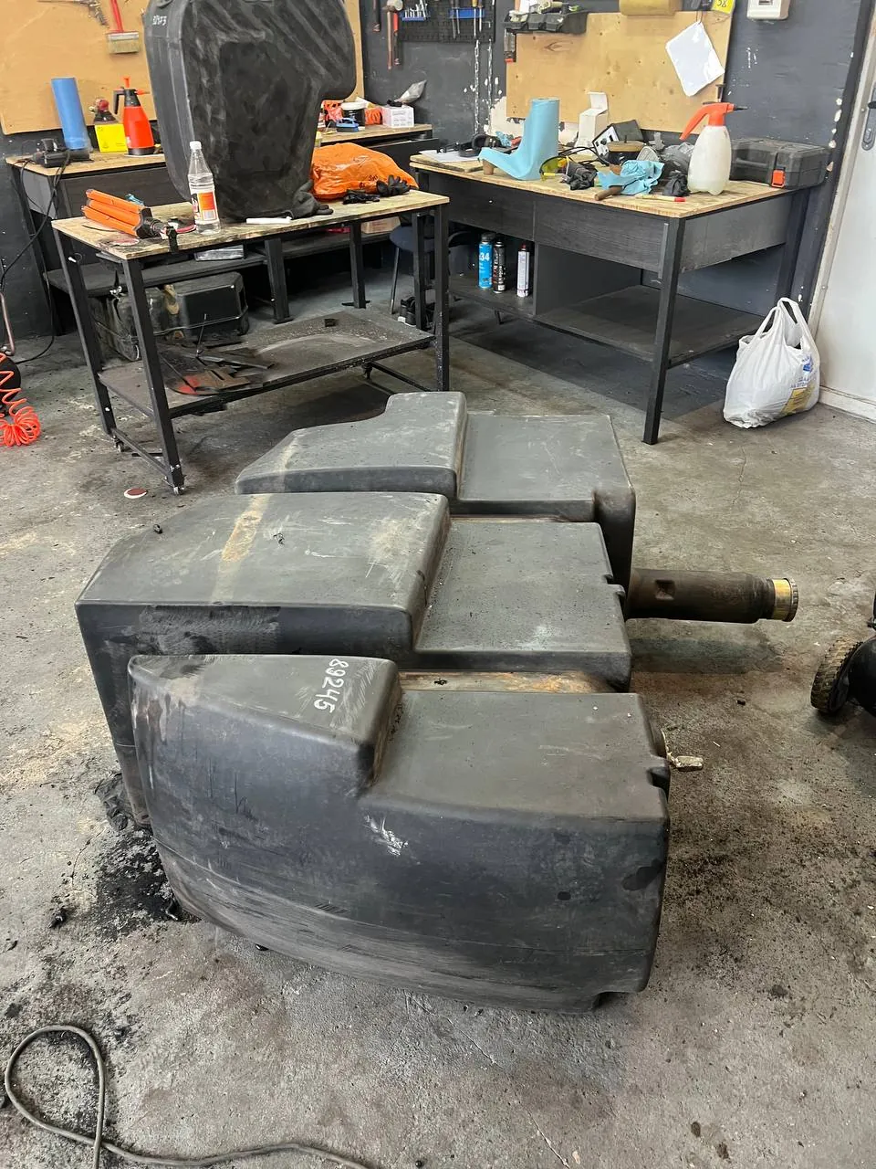Foto 8 der Reparatur — Kraftstofftank-Reparatur New Holland CX6090 — Risse an der Tankunterseite