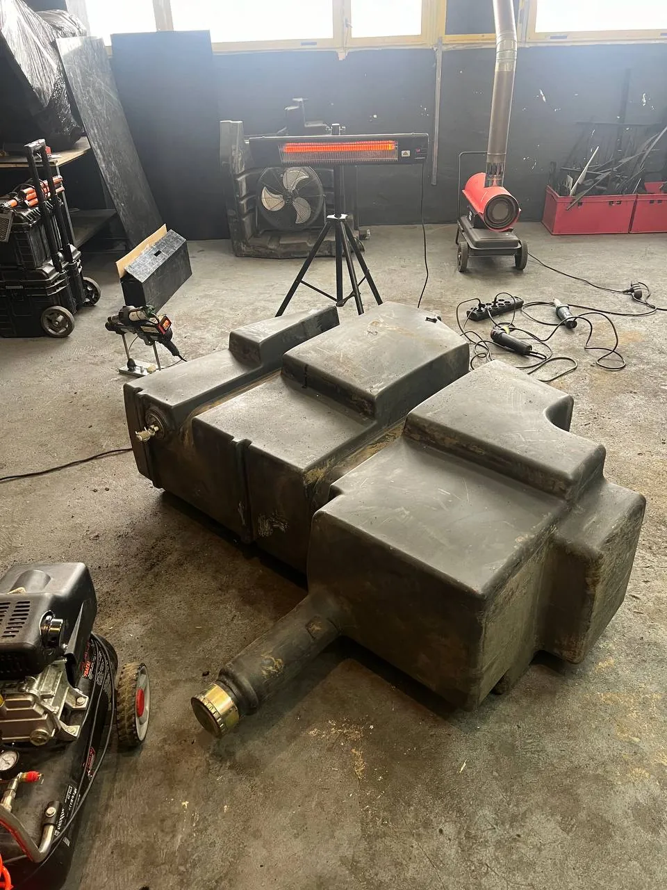 Foto 9 der Reparatur — Kraftstofftank-Reparatur New Holland CX6090 — Risse an der Tankunterseite