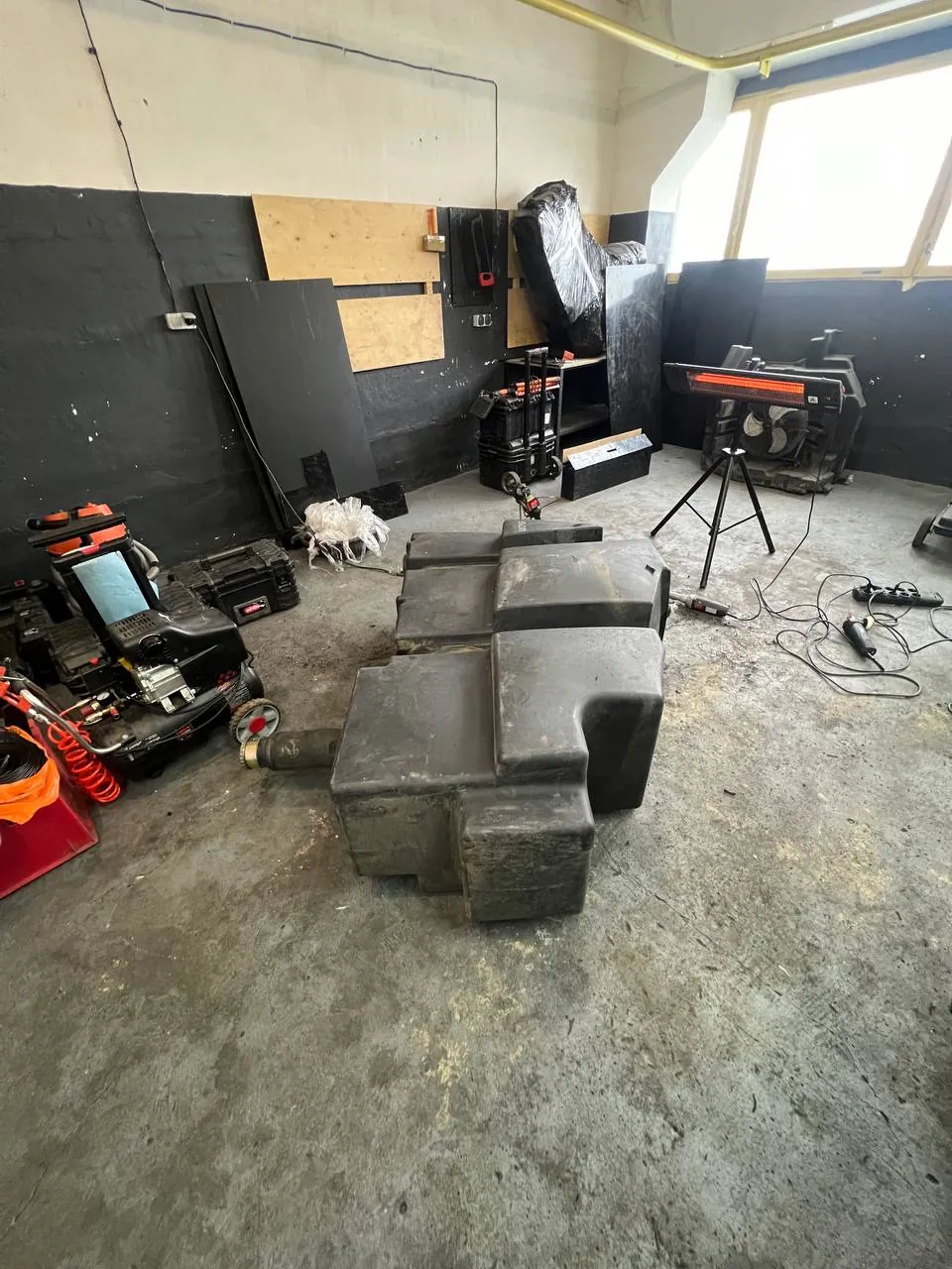 Foto 10 der Reparatur — Kraftstofftank-Reparatur New Holland CX6090 — Risse an der Tankunterseite