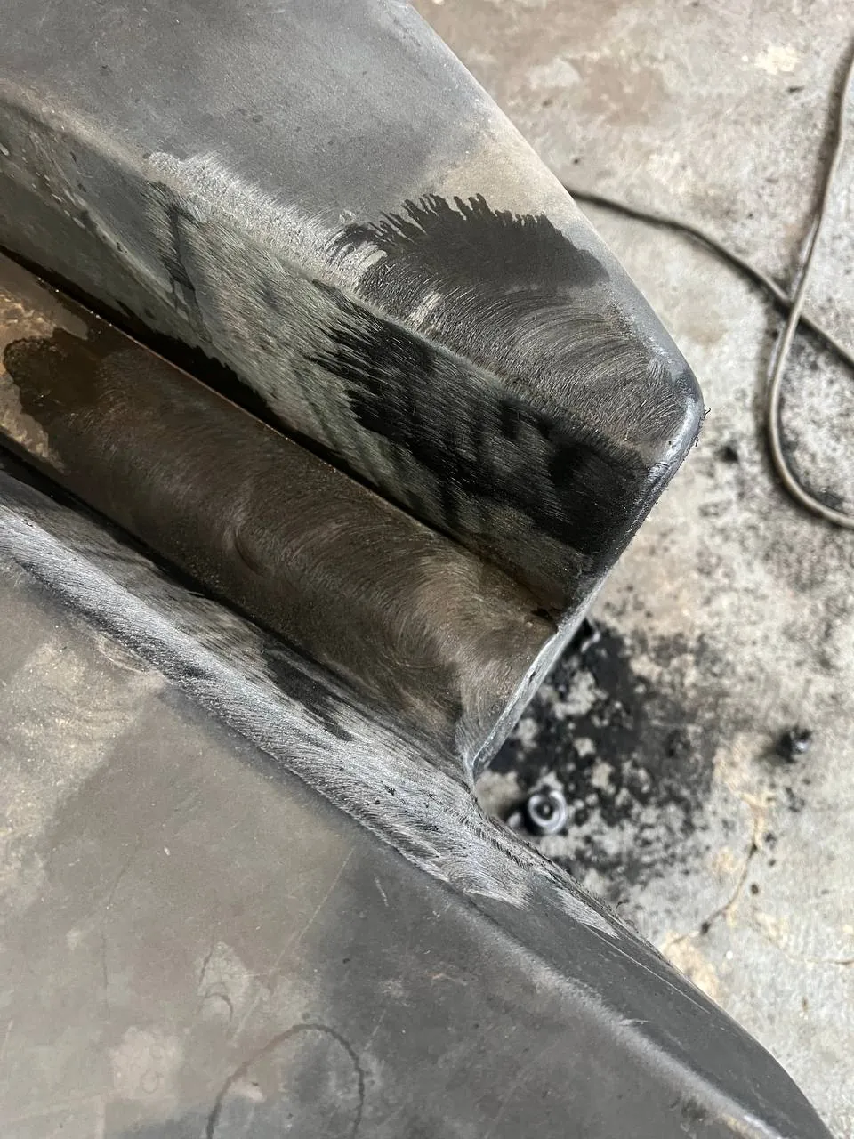 Foto 11 der Reparatur — Kraftstofftank-Reparatur New Holland CX6090 — Risse an der Tankunterseite