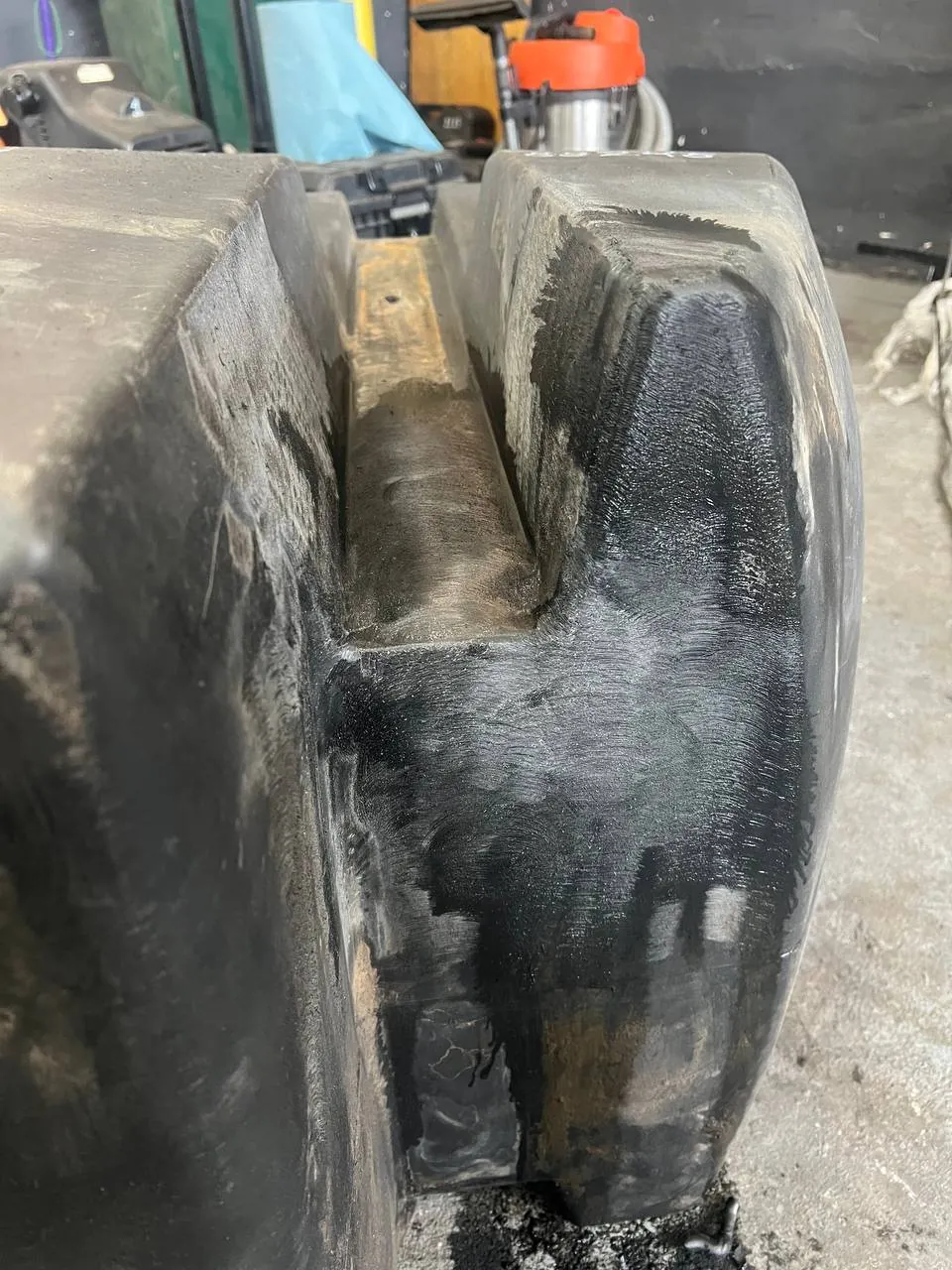Foto 12 der Reparatur — Kraftstofftank-Reparatur New Holland CX6090 — Risse an der Tankunterseite