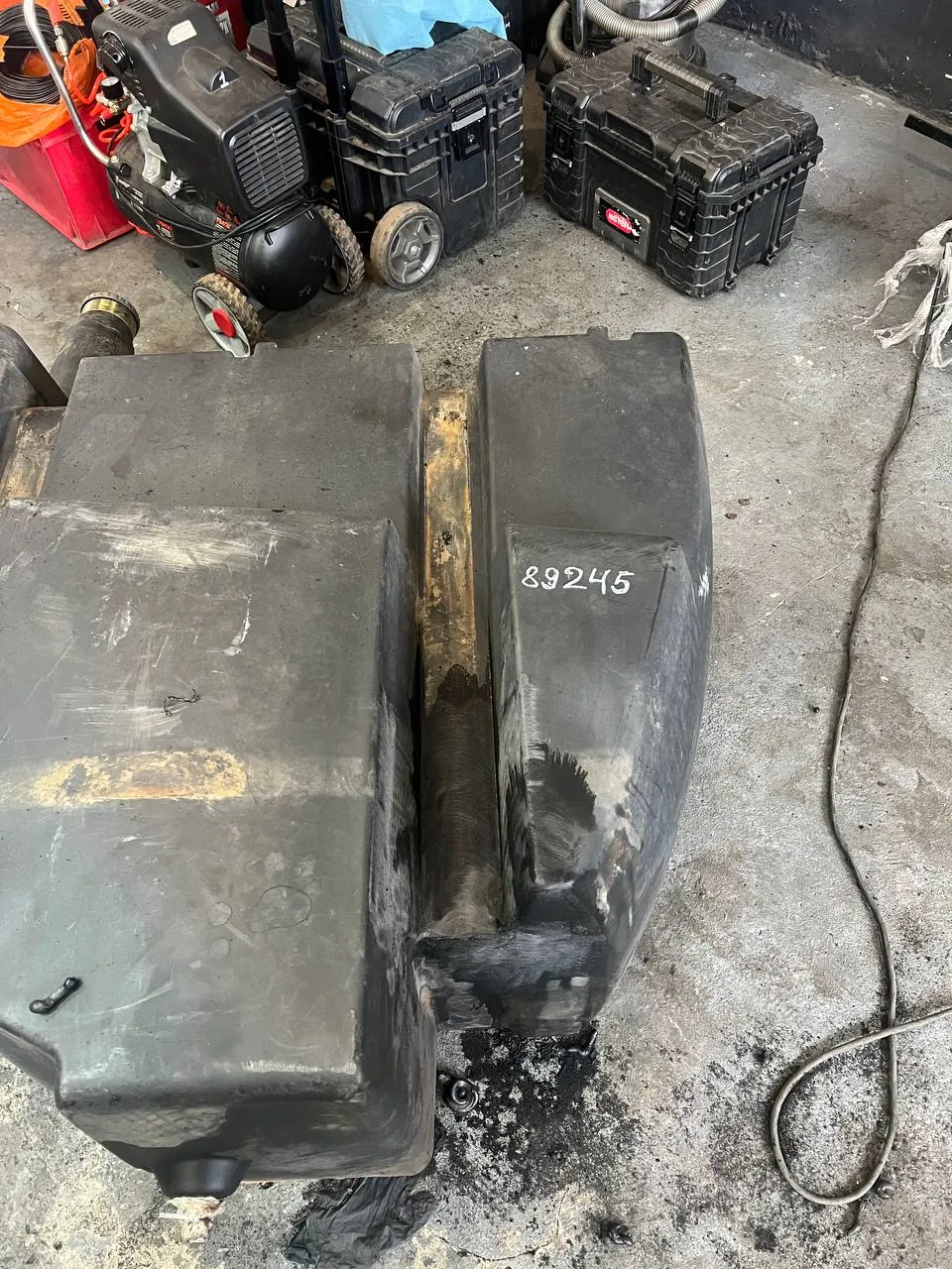 Foto 13 der Reparatur — Kraftstofftank-Reparatur New Holland CX6090 — Risse an der Tankunterseite