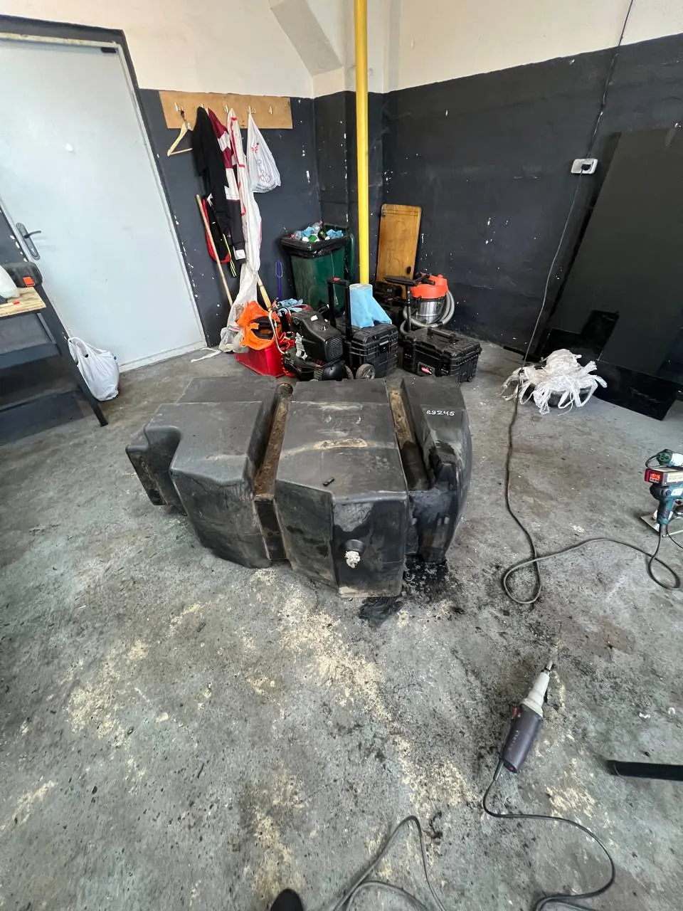 Foto 14 der Reparatur — Kraftstofftank-Reparatur New Holland CX6090 — Risse an der Tankunterseite