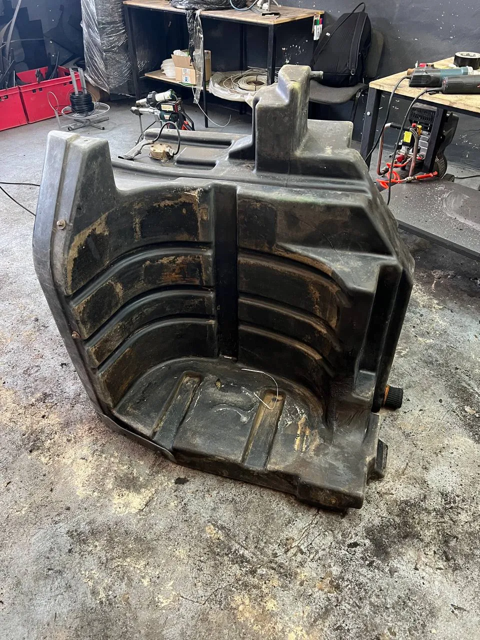 Foto 8 der Reparatur — Kraftstofftank-Reparatur New Holland T 8.390
