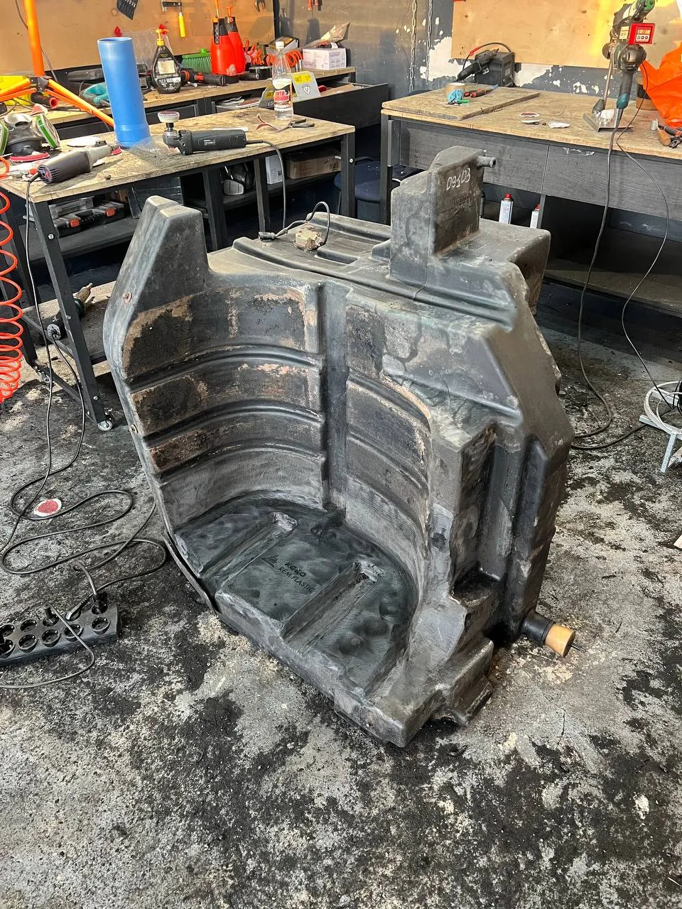 Foto 15 der Reparatur — Kraftstofftank-Reparatur New Holland T 8.390