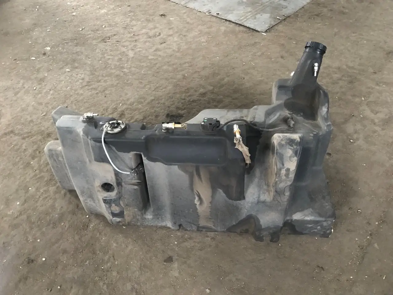 Foto 4 der Reparatur — Kraftstofftank-Reparatur am Traktor — Auftrag 85698