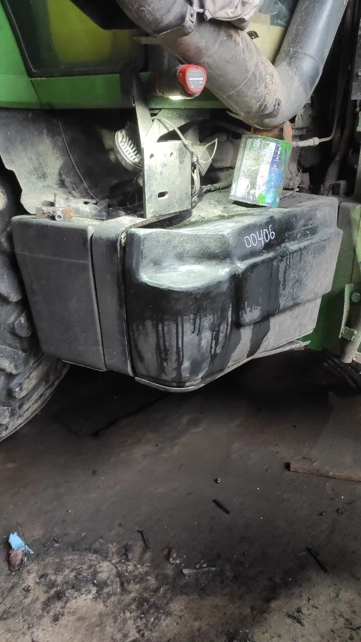 Foto 1 der Reparatur — Kraftstofftank-Reparatur John Deere 8400