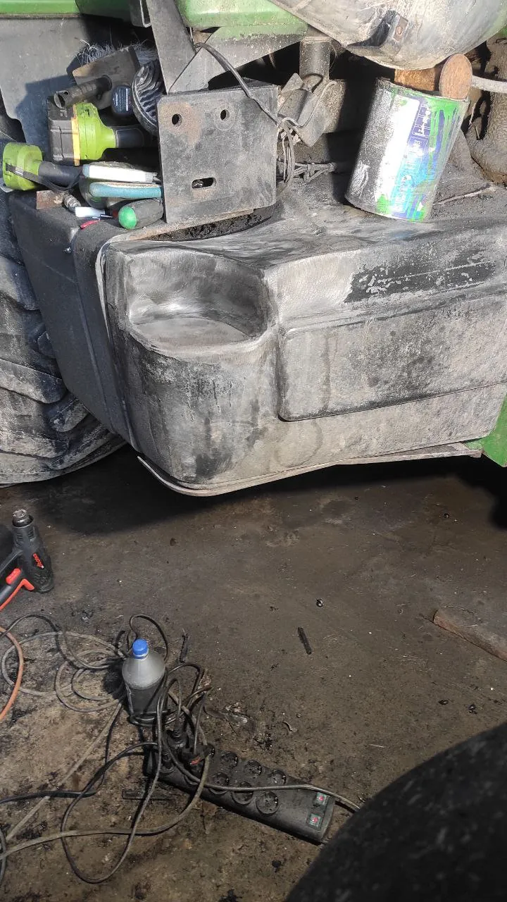Foto 6 der Reparatur — Kraftstofftank-Reparatur John Deere 8400
