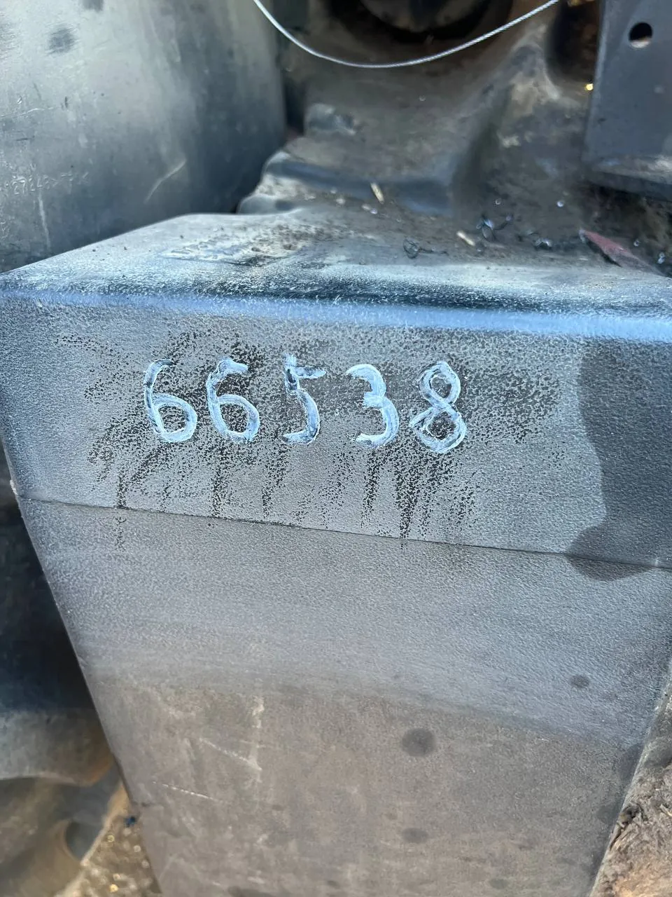 Foto 1 der Reparatur — Kraftstofftank-Reparatur John Deere 8400 — Unter dem Auspuffrohr durchgebrannt
