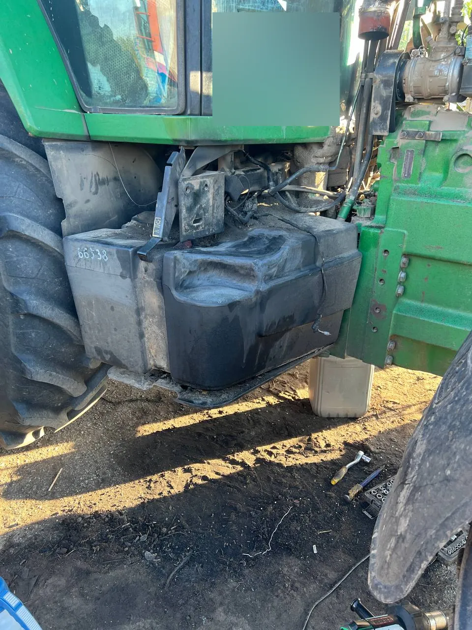 Foto 2 der Reparatur — Kraftstofftank-Reparatur John Deere 8400 — Unter dem Auspuffrohr durchgebrannt