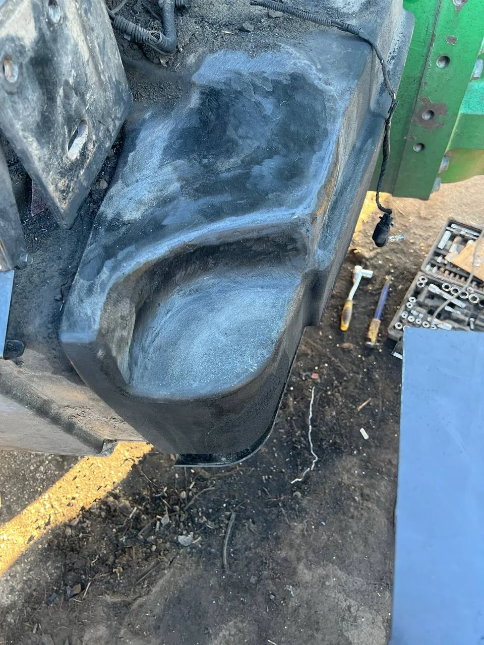 Foto 3 der Reparatur — Kraftstofftank-Reparatur John Deere 8400 — Unter dem Auspuffrohr durchgebrannt