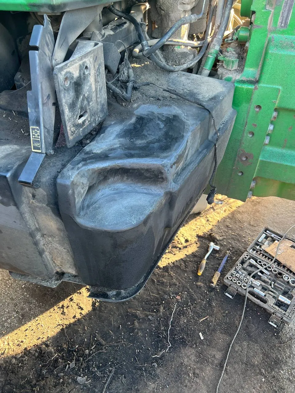 Foto 4 der Reparatur — Kraftstofftank-Reparatur John Deere 8400 — Unter dem Auspuffrohr durchgebrannt